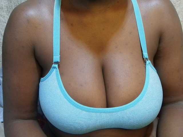 pretty-lioness live cam on BongaCams