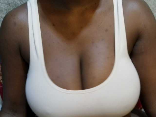 pretty-lioness live cam on BongaCams