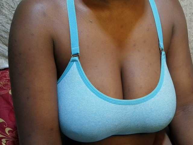 pretty-lioness live cam on BongaCams