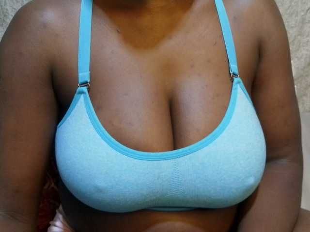 pretty-lioness live cam on BongaCams