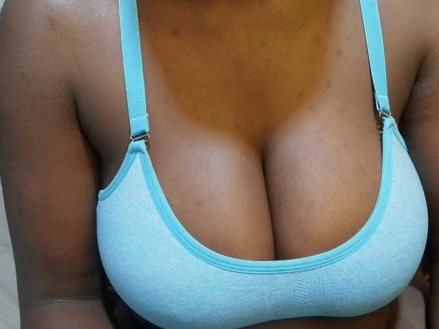 pretty-lioness live cam on BongaCams