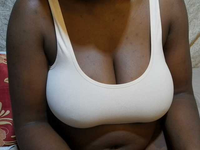 pretty-lioness live cam on BongaCams