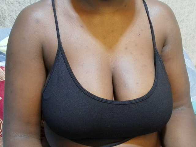pretty-lioness live cam on BongaCams