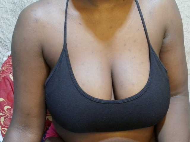 pretty-lioness live cam on BongaCams