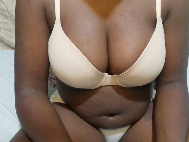 pretty-lioness live cam on BongaCams