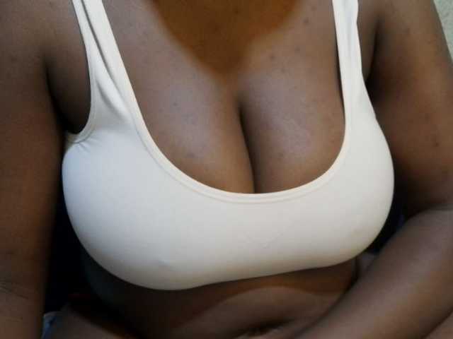 pretty-lioness live cam on BongaCams