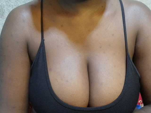 pretty-lioness live cam on BongaCams