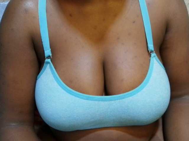pretty-lioness live cam on BongaCams