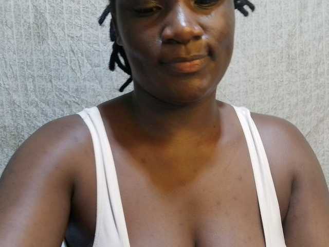 pretty-lioness live cam on BongaCams