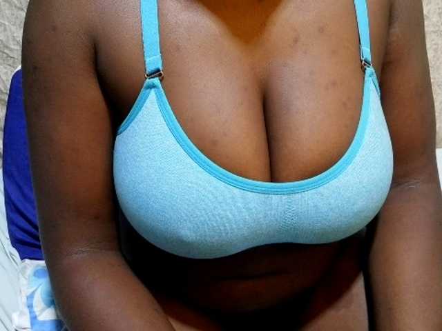 pretty-lioness live cam on BongaCams