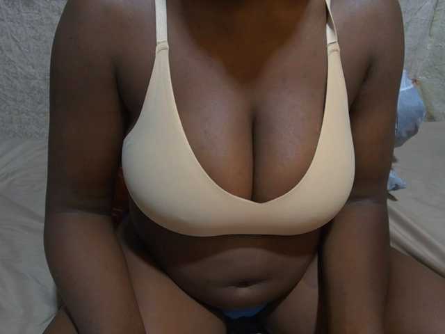 pretty-lioness live cam on BongaCams