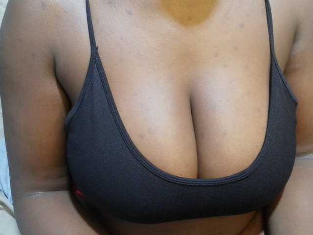 pretty-lioness live cam on BongaCams