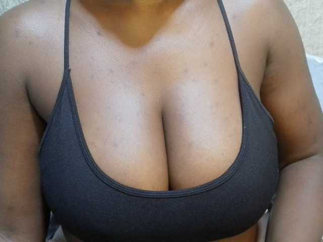 pretty-lioness live cam on BongaCams