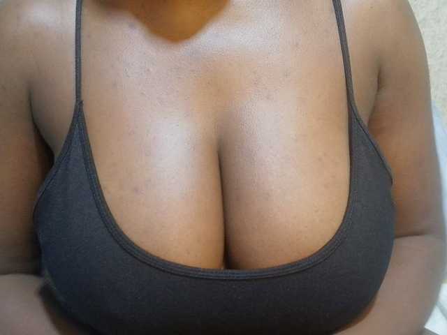 pretty-lioness live cam on BongaCams