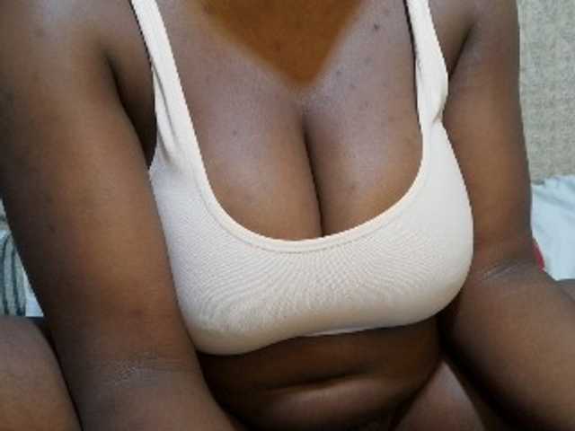 pretty-lioness live cam on BongaCams