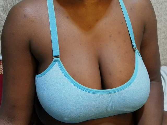 pretty-lioness live cam on BongaCams
