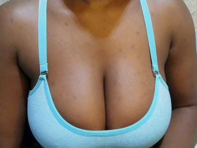 pretty-lioness live cam on BongaCams