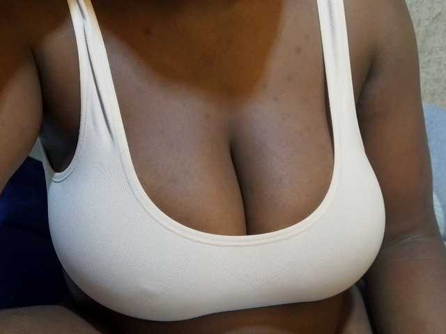 pretty-lioness live cam on BongaCams