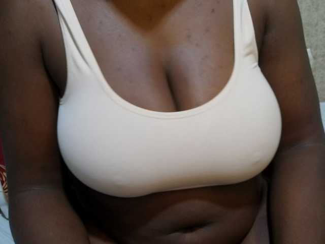 pretty-lioness live cam on BongaCams