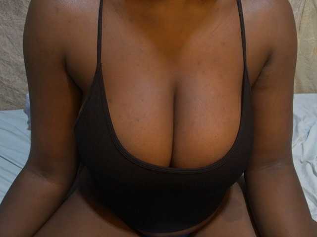 pretty-lioness live cam on BongaCams