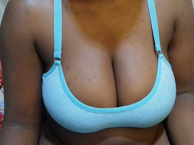 pretty-lioness live cam on BongaCams