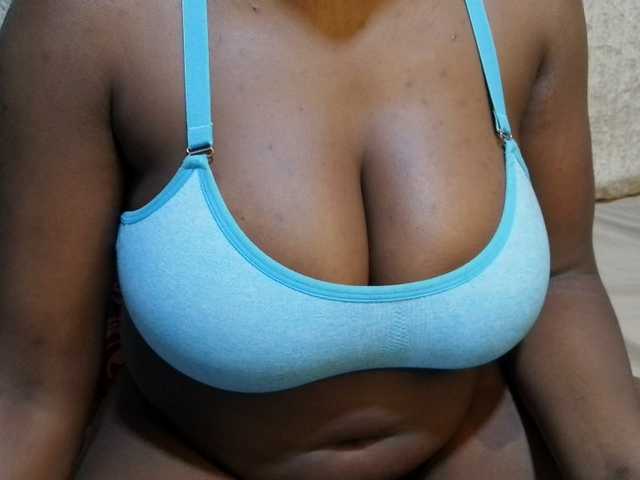 pretty-lioness live cam on BongaCams