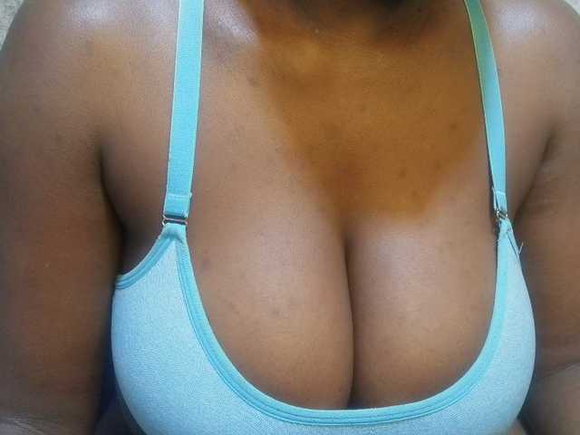 pretty-lioness live cam on BongaCams