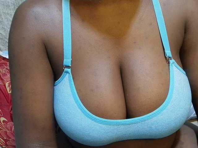 pretty-lioness live cam on BongaCams