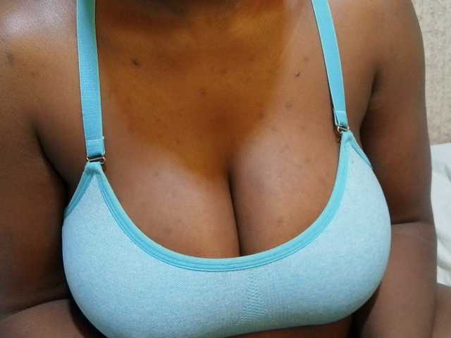 pretty-lioness live cam on BongaCams
