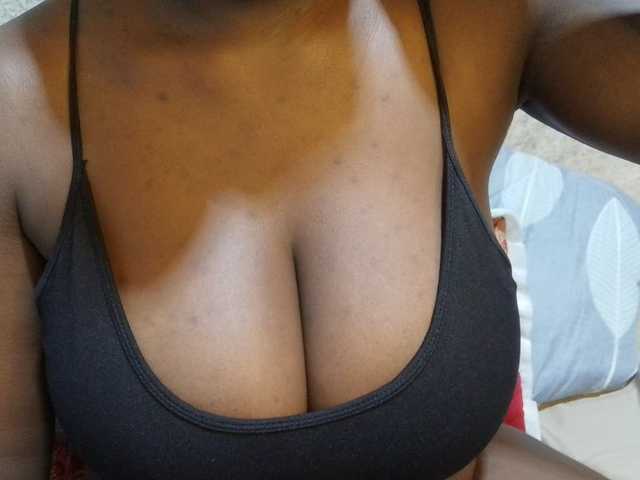 pretty-lioness live cam on BongaCams
