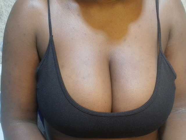 pretty-lioness live cam on BongaCams