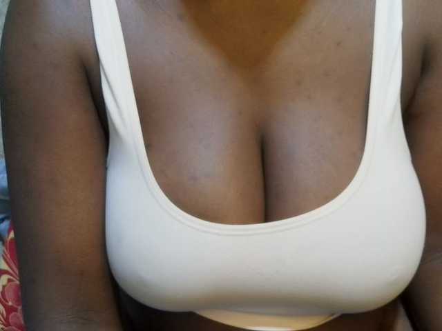 pretty-lioness live cam on BongaCams