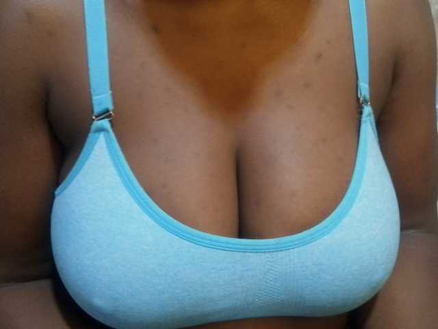 pretty-lioness live cam on BongaCams
