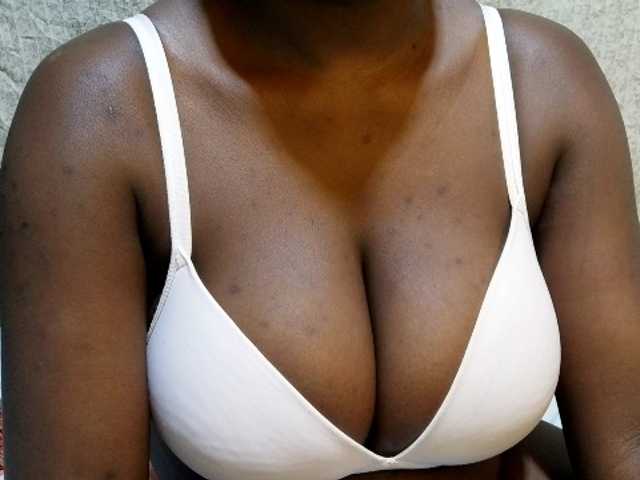 pretty-lioness live cam on BongaCams
