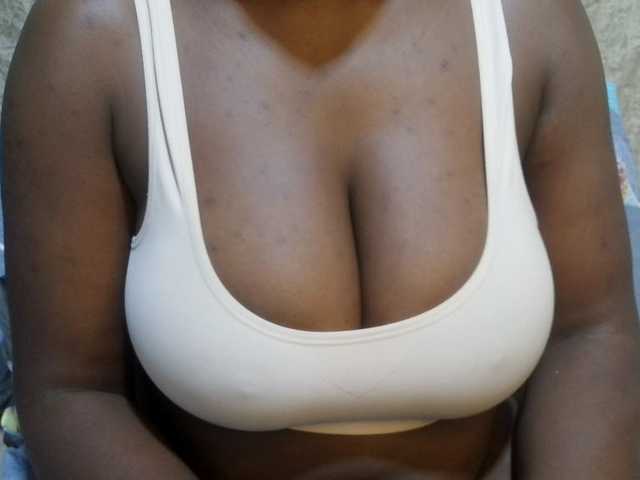 pretty-lioness live cam on BongaCams