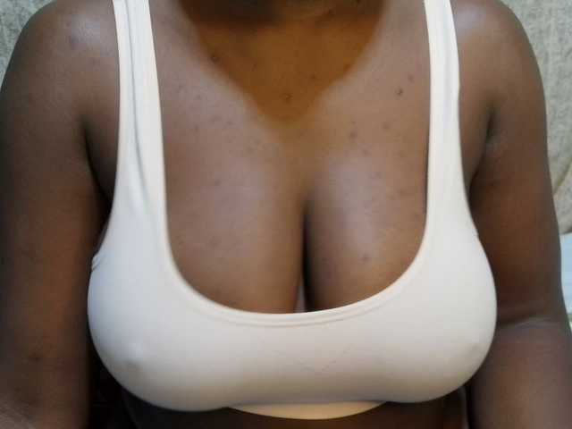 pretty-lioness live cam on BongaCams