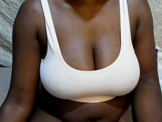 pretty-lioness live cam on BongaCams