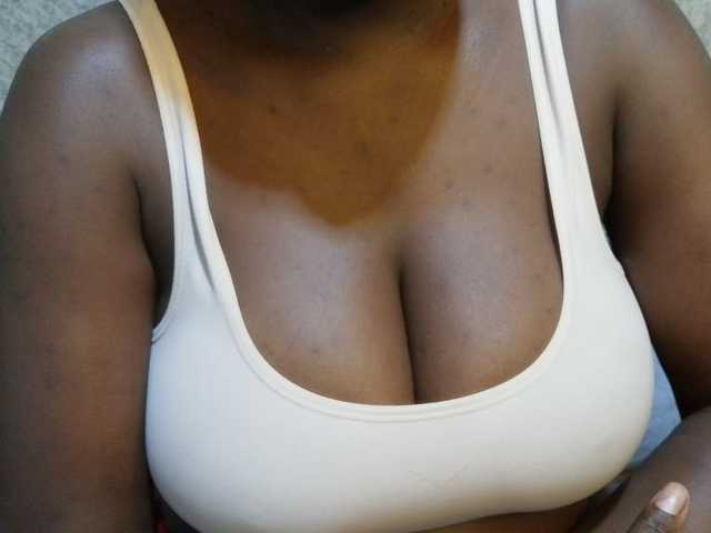 pretty-lioness live cam on BongaCams