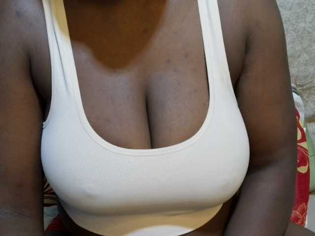 pretty-lioness live cam on BongaCams