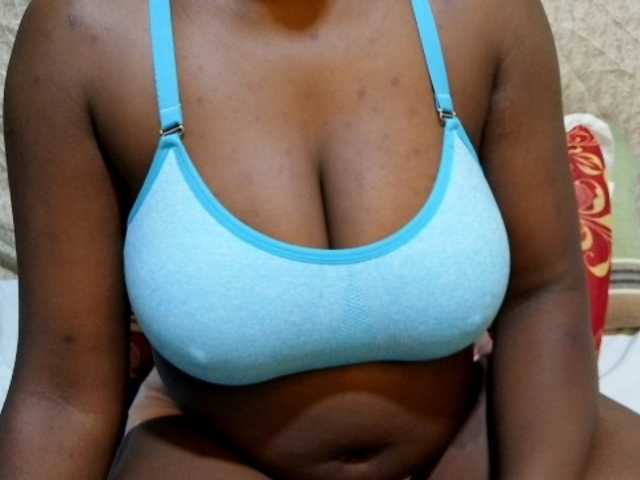 pretty-lioness live cam on BongaCams