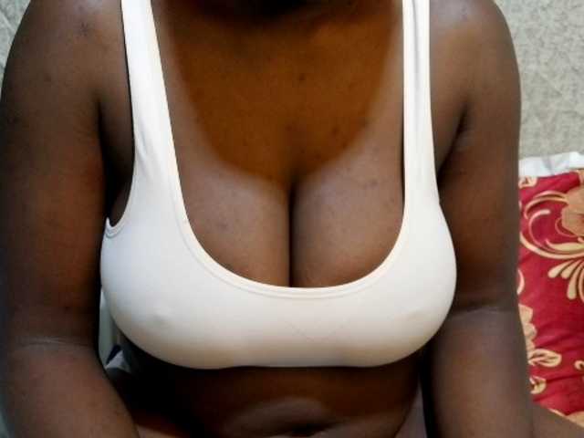 pretty-lioness live cam on BongaCams