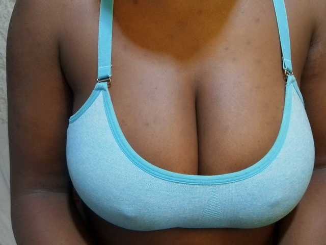 pretty-lioness live cam on BongaCams