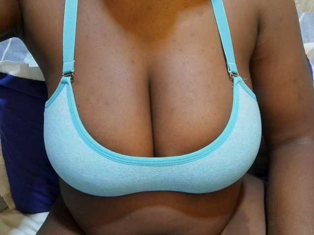 pretty-lioness live cam on BongaCams