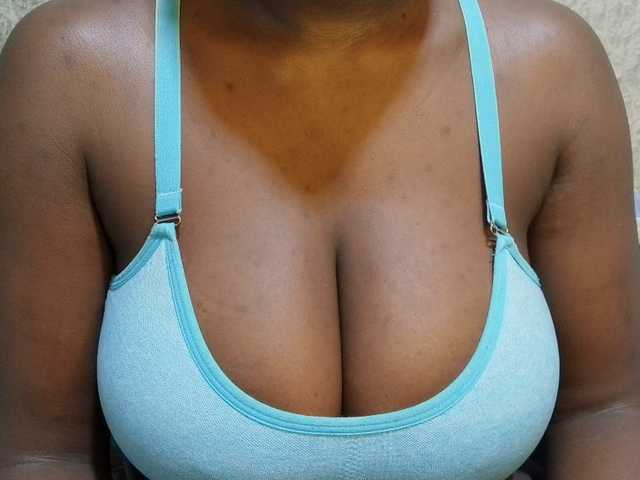 pretty-lioness live cam on BongaCams