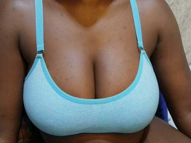 pretty-lioness live cam on BongaCams