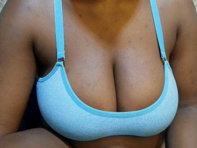 pretty-lioness live cam on BongaCams