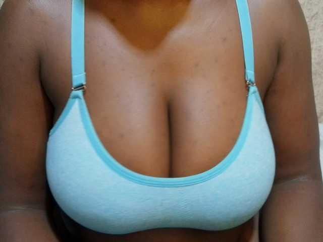 pretty-lioness live cam on BongaCams