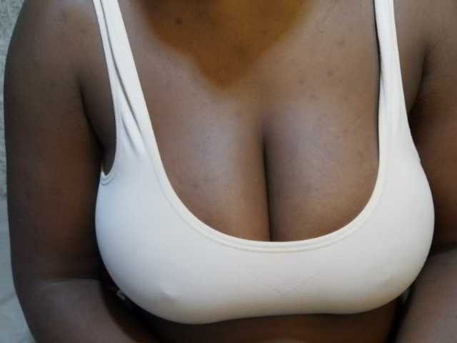 pretty-lioness live cam on BongaCams