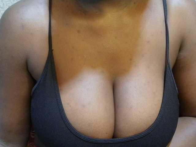 pretty-lioness live cam on BongaCams