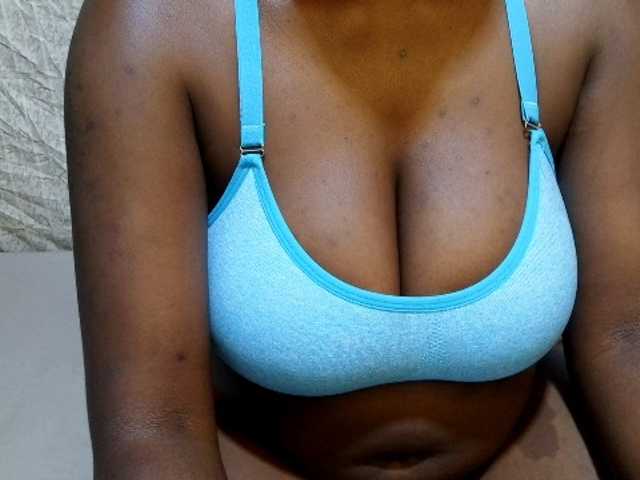 pretty-lioness live cam on BongaCams